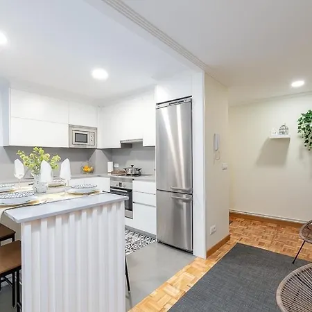 Lovely 4-bedroom In * 비고