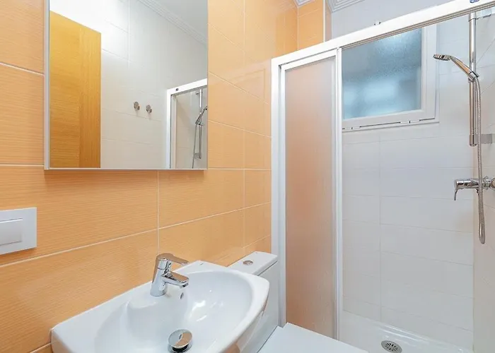 Lovely 4-bedroom In Apartman Vigo